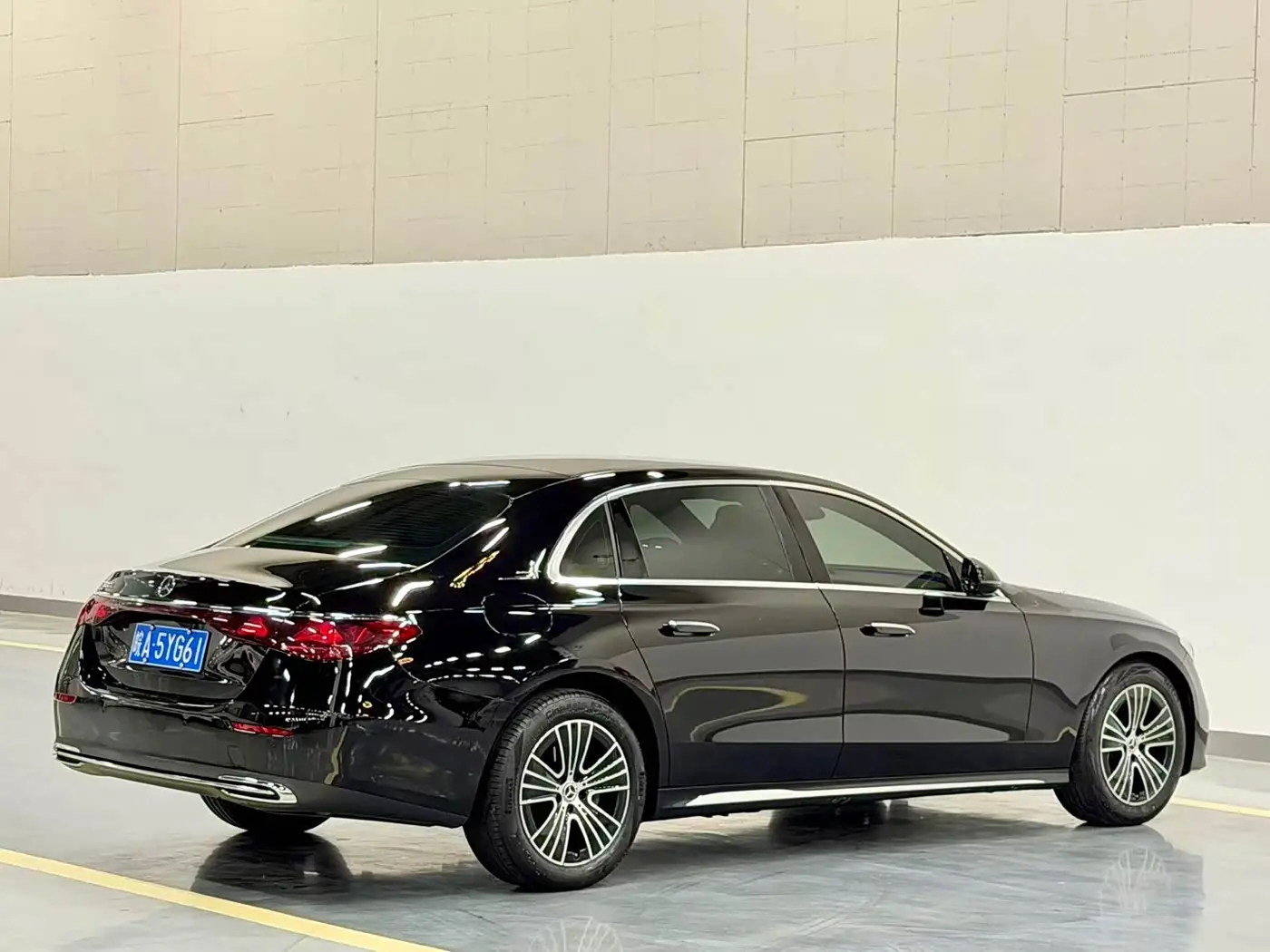 Mercedes-Benz E-Class 2024 — Photo 9/9