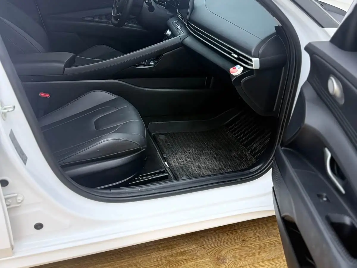 Hyundai Elantra 2023 — Photo 11/16