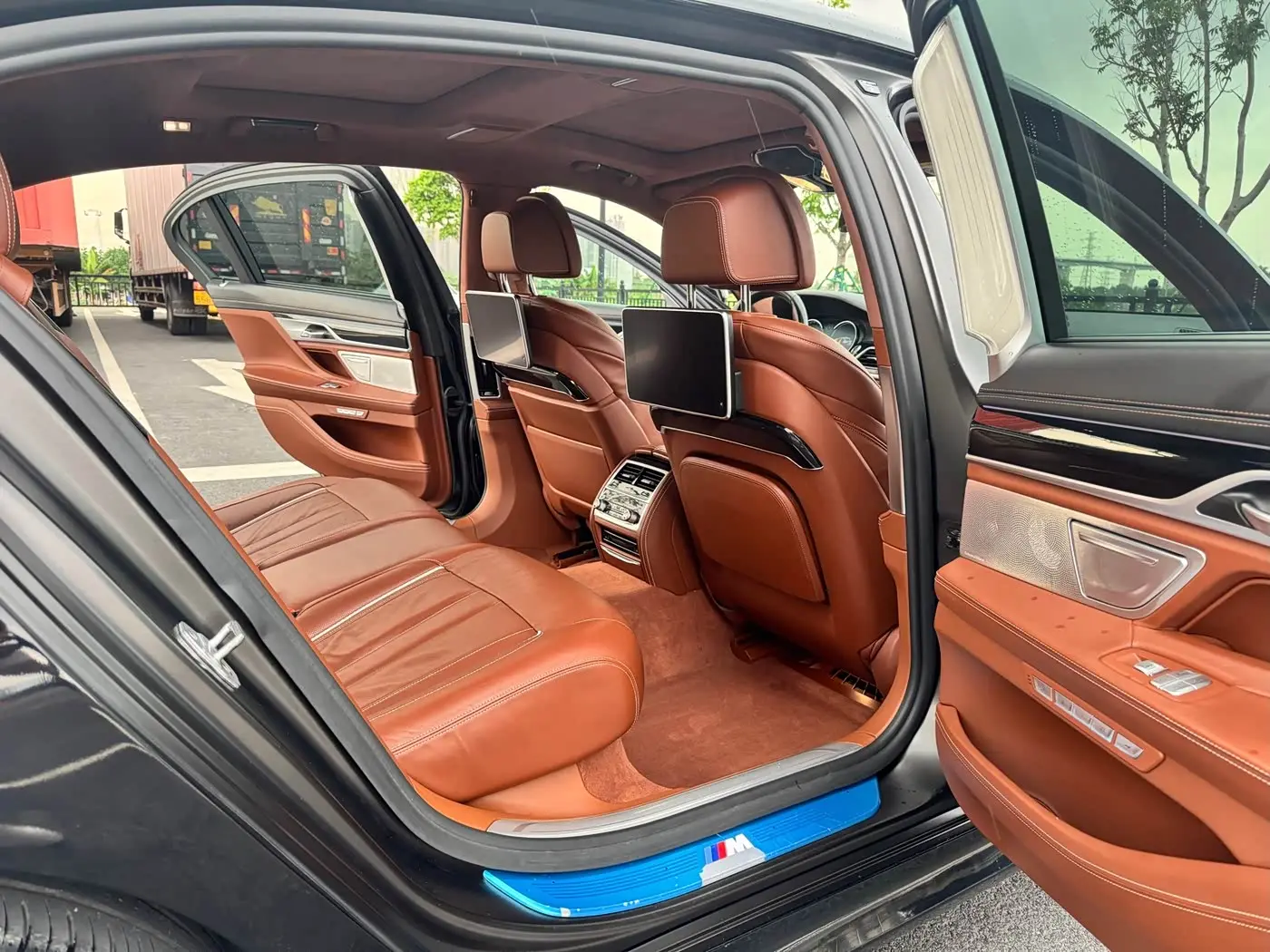 BMW 7 Series 2018 — Фото 8/17
