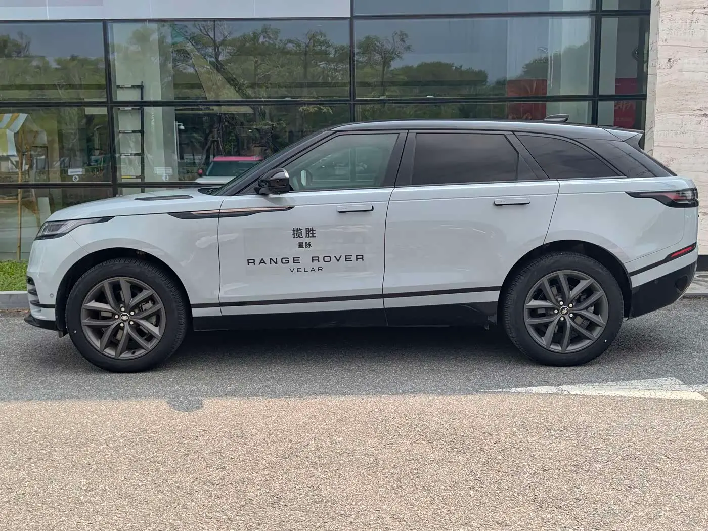 Land Rover Range Rover Velar 2023 — Photo 4/20