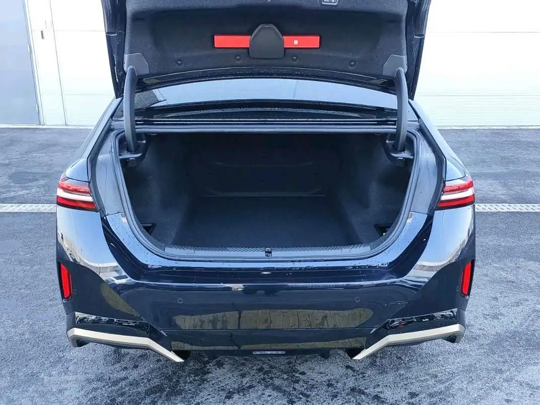 BMW 5 Series 2025 — Photo 9/15