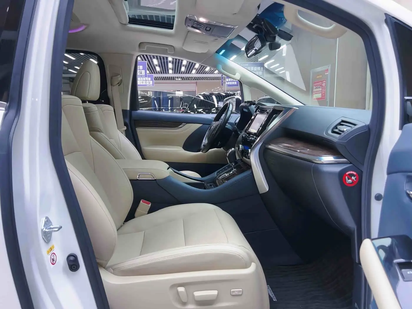 Toyota Alphard 2019 — Şəkil 17/20