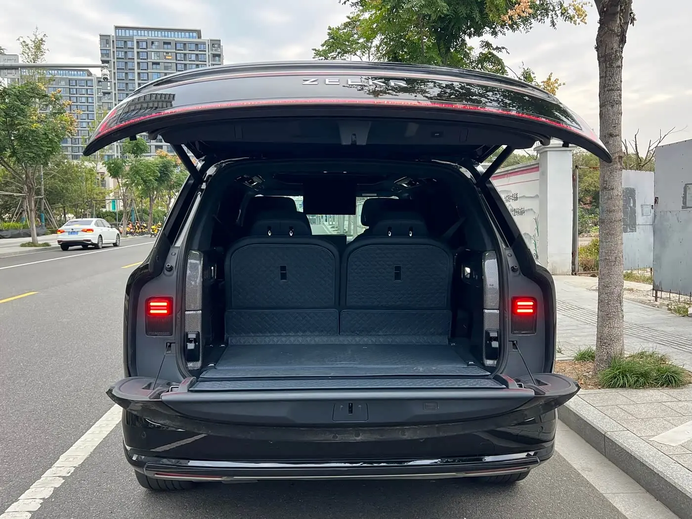 ZEEKR 9X 2025 — Photo 16/20
