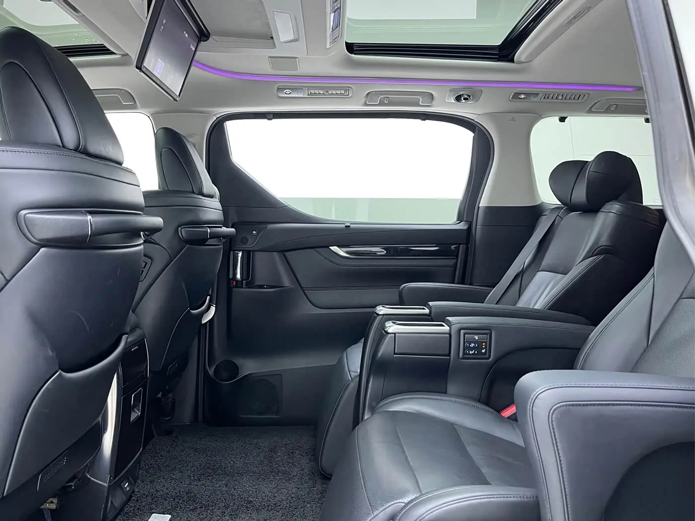 Toyota Vellfire 2021 — Photo 7/12