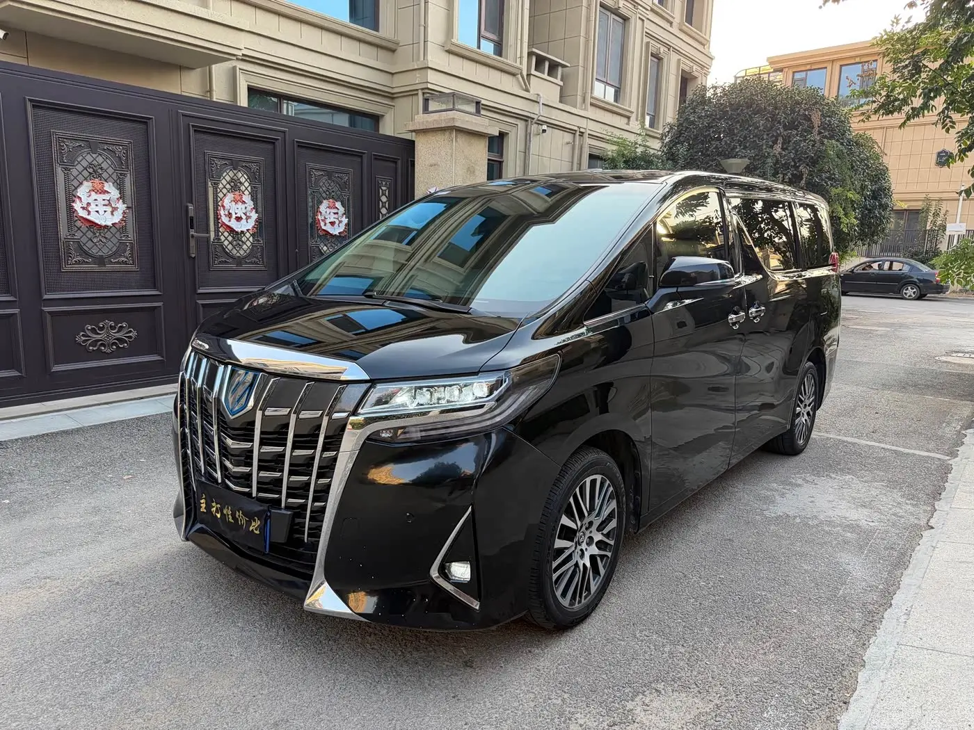 Toyota Alphard 2015 — Photo 2/9