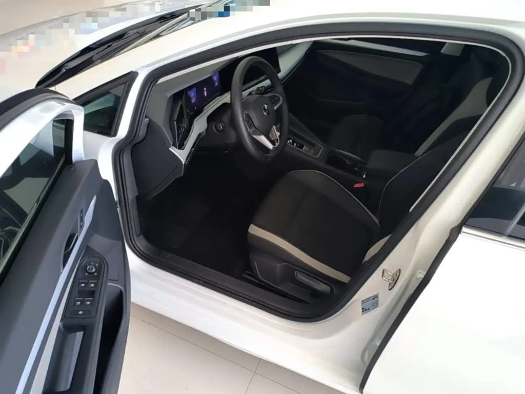 Volkswagen Golf 2024 — Photo 16/20