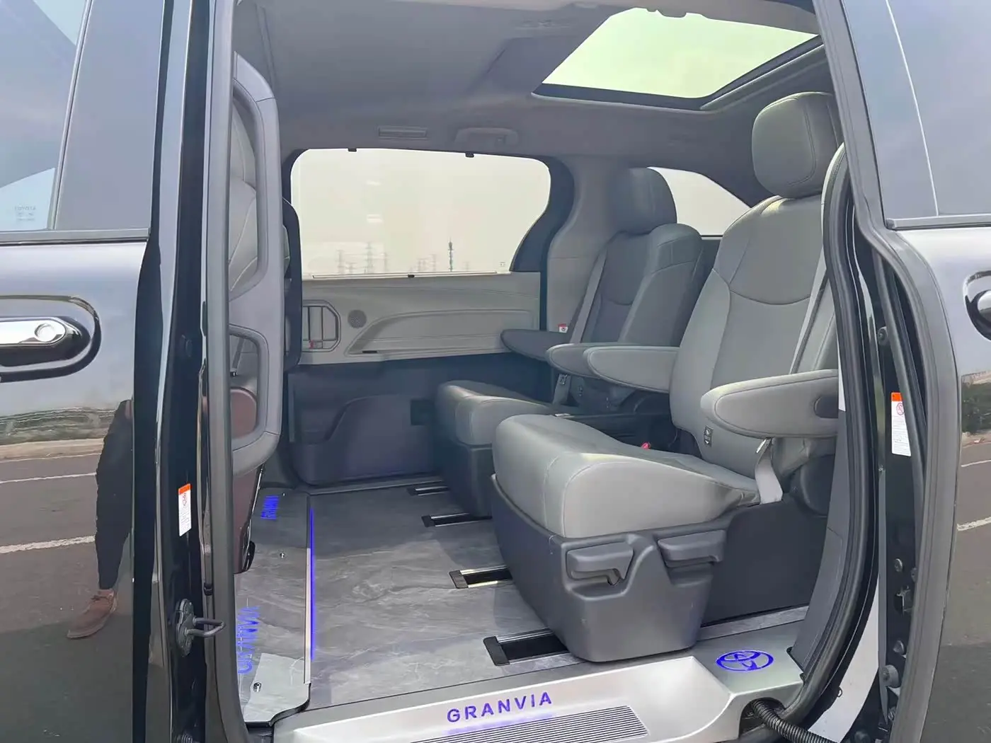 Toyota Granvia 2024 — Photo 6/20