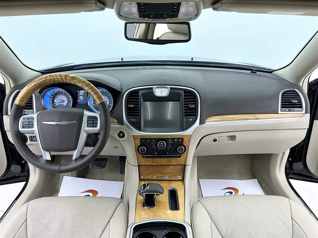 Chrysler 300C 2015 — Şəkil 16/20