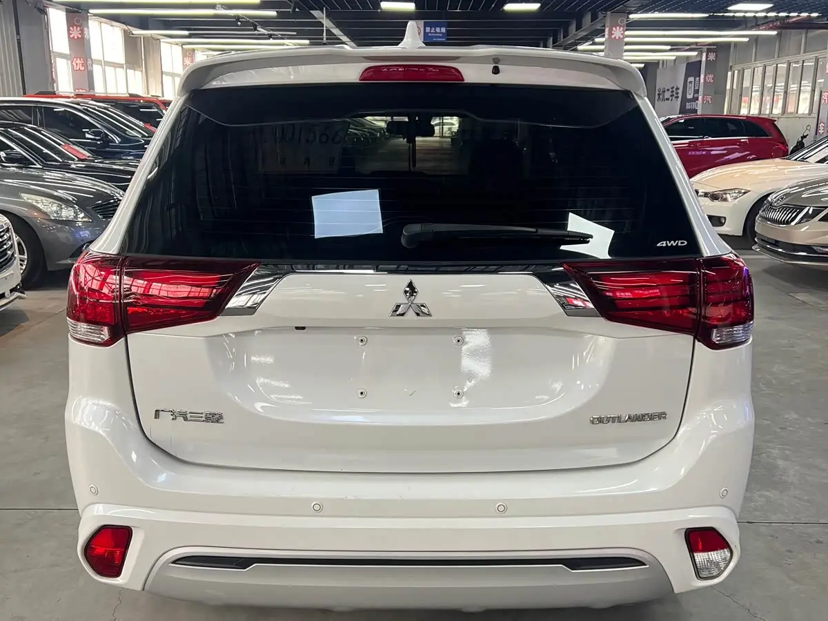 Mitsubishi Outlander 2021 — Photo 6/19