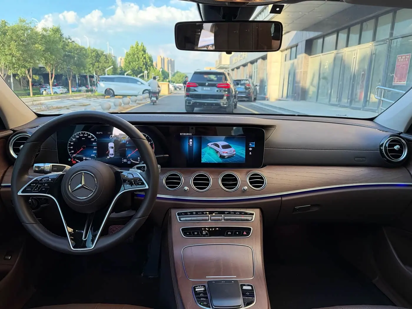 Mercedes-Benz E-Class 2023 — Photo 8/9