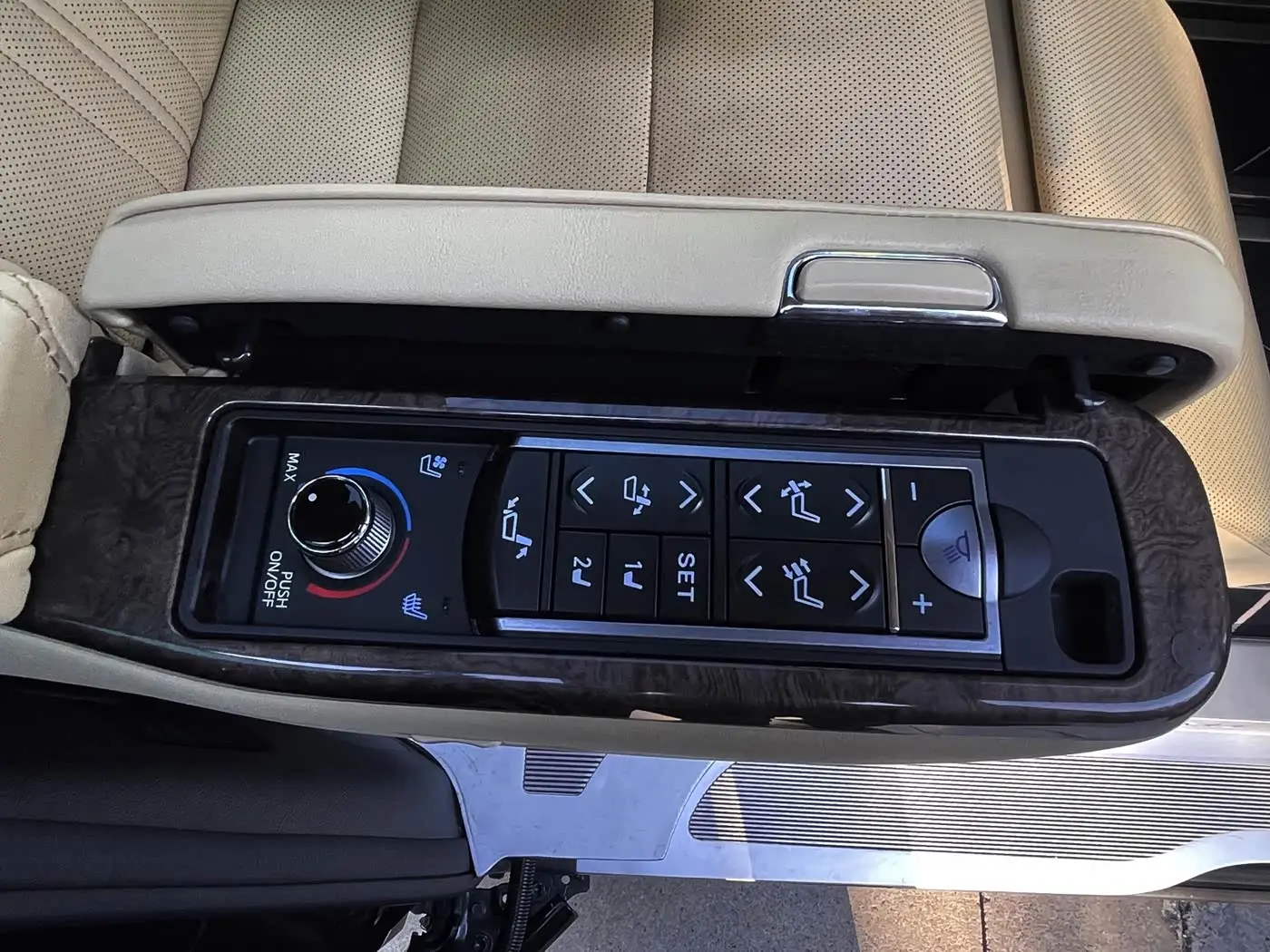Toyota Alphard 2021 — Photo 18/20