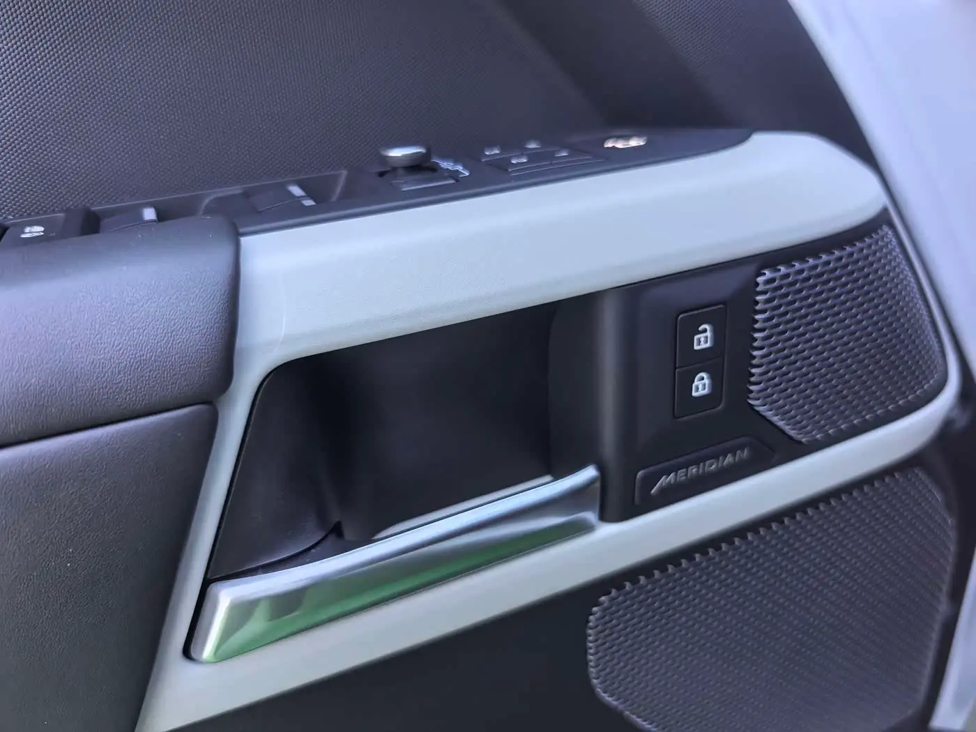Land Rover Defender NEV 2023 — Photo 8/19