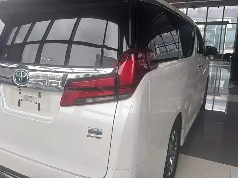 Toyota Alphard 2022 — Photo 8/9