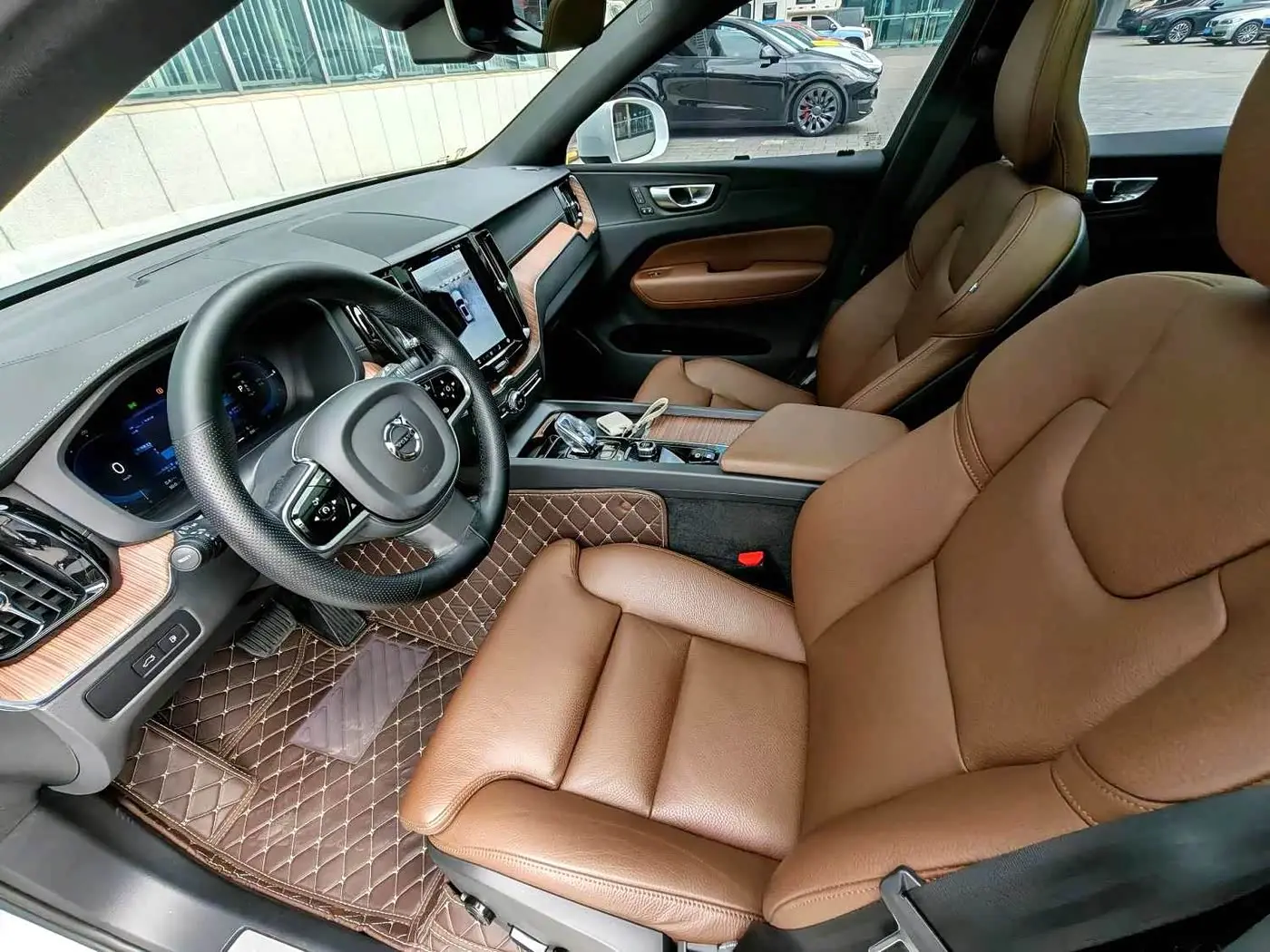 Volvo XC60 Plug-in Hybrid 2023 — Фото 4/18
