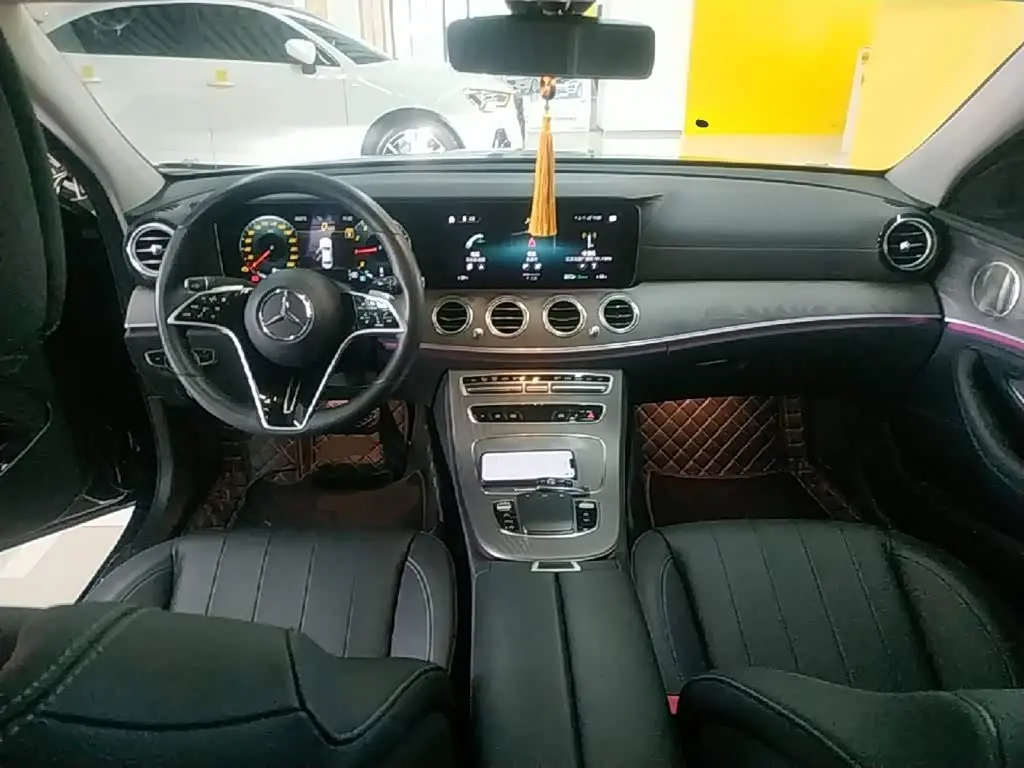 Mercedes-Benz E-Class 2023 — Photo 9/19