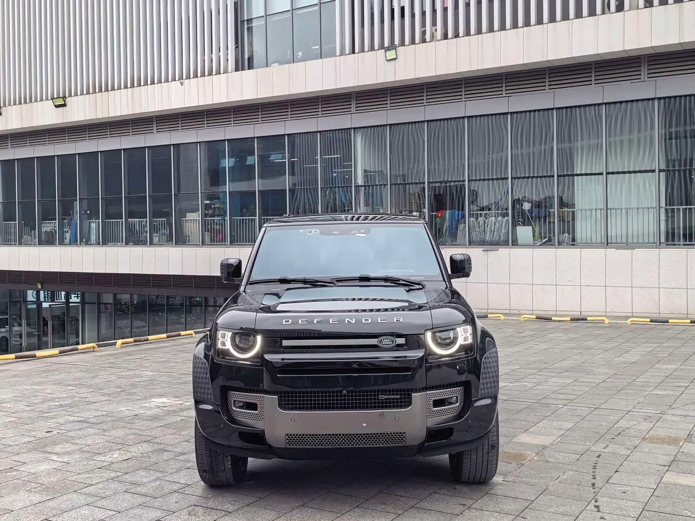 Land Rover Defender 2023 — Photo 2/19