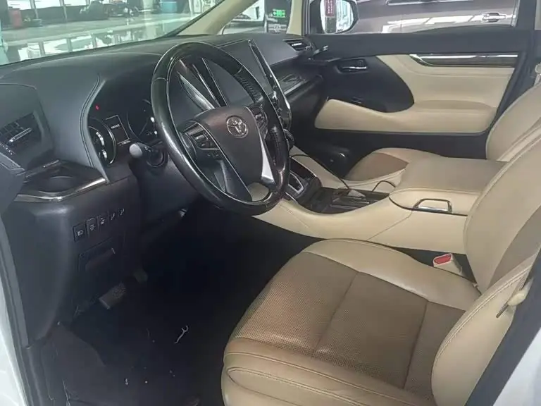 Toyota Alphard 2022 — Photo 7/9