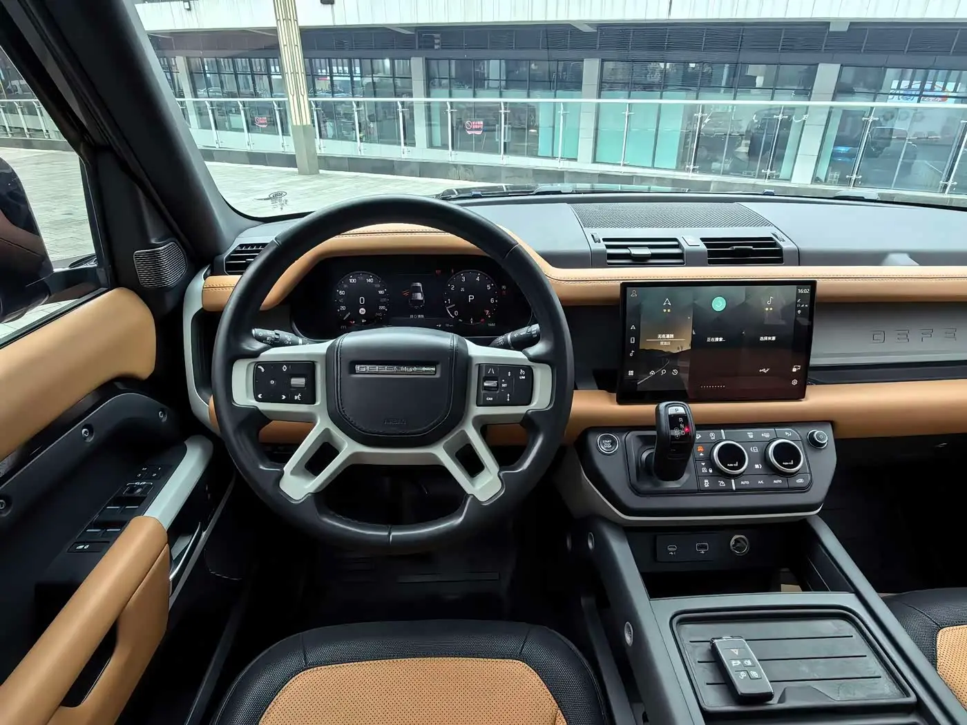Land Rover Defender 2023 — Photo 6/19
