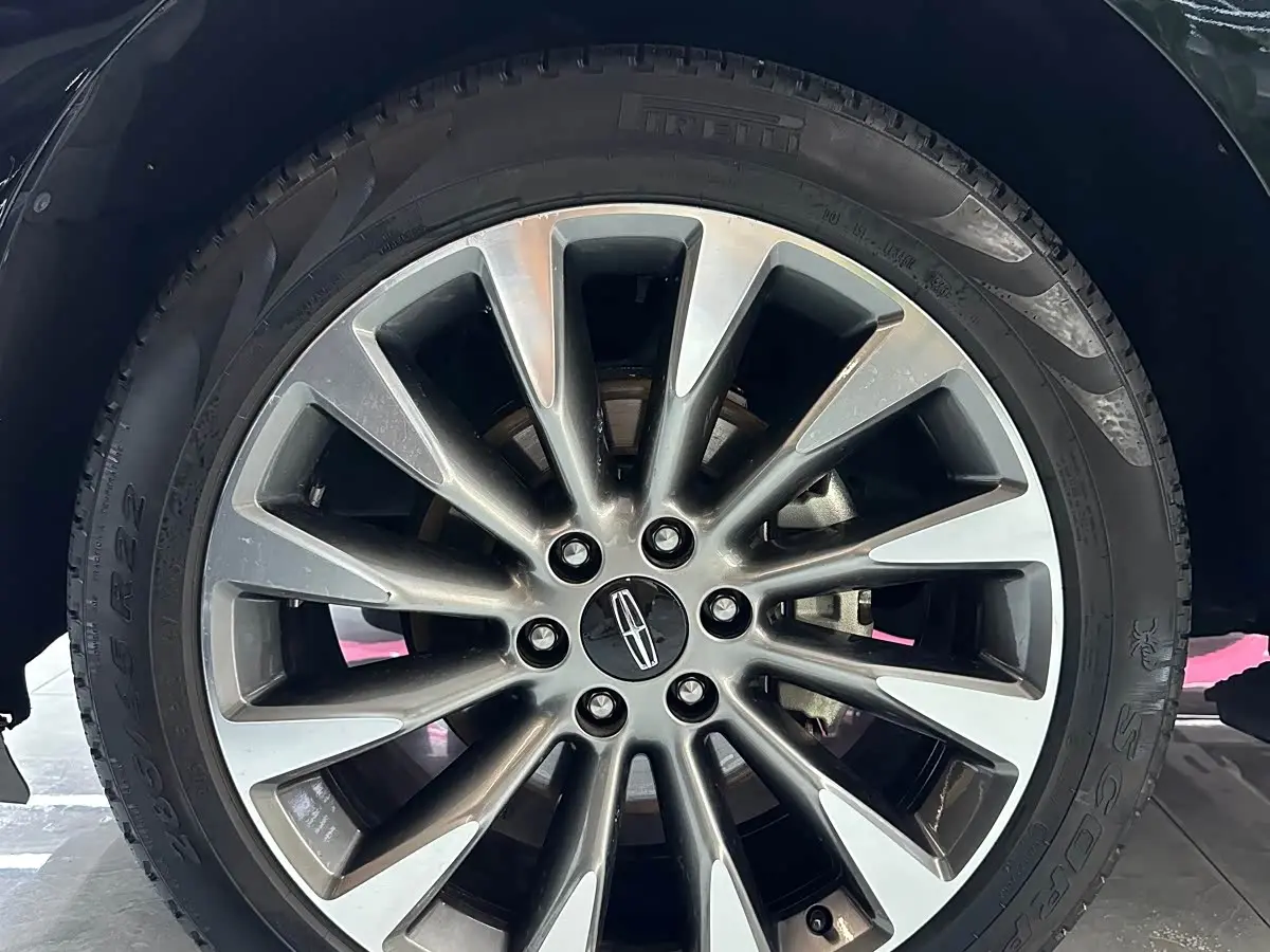 Lincoln Navigator 2018 — Photo 15/20