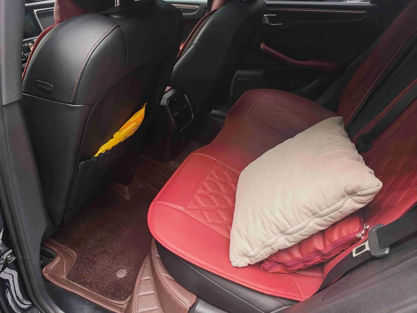 Porsche Macan 2021 — Photo 2/9