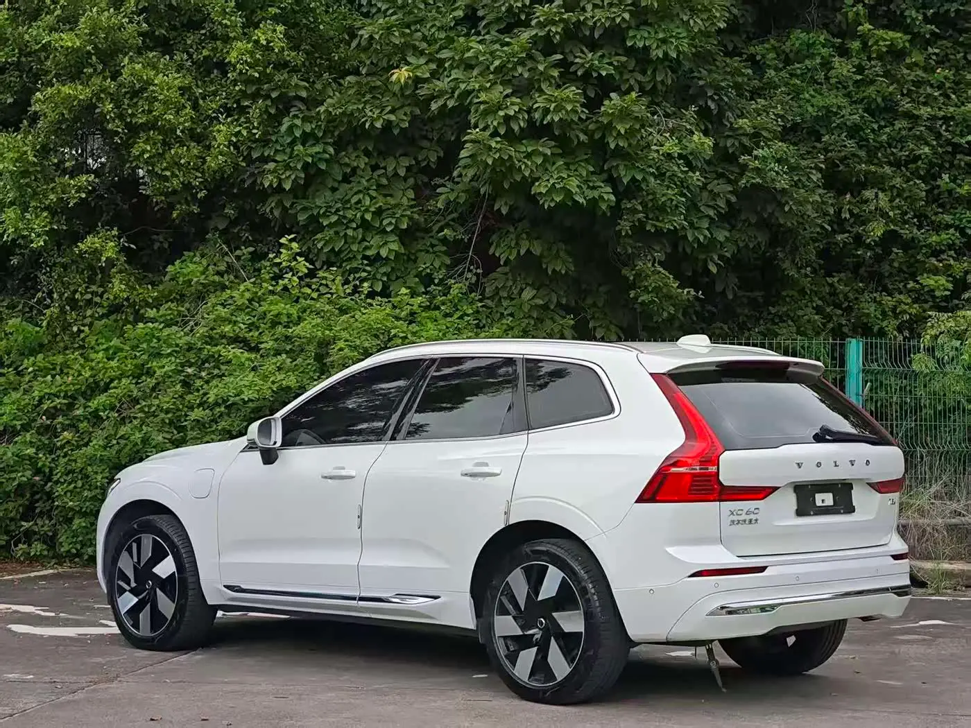 Volvo XC60 Plug-in Hybrid 2024 — Фото 4/19
