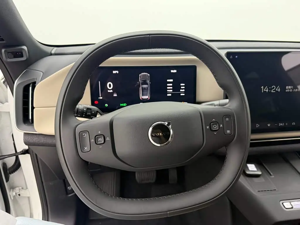 Volvo XC70 Plug-in Hybrid 2026 — Фото 10/11