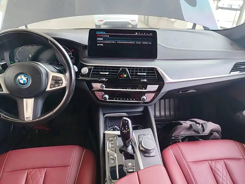 BMW 5 Series New Energy 2022 — Фото 13/20