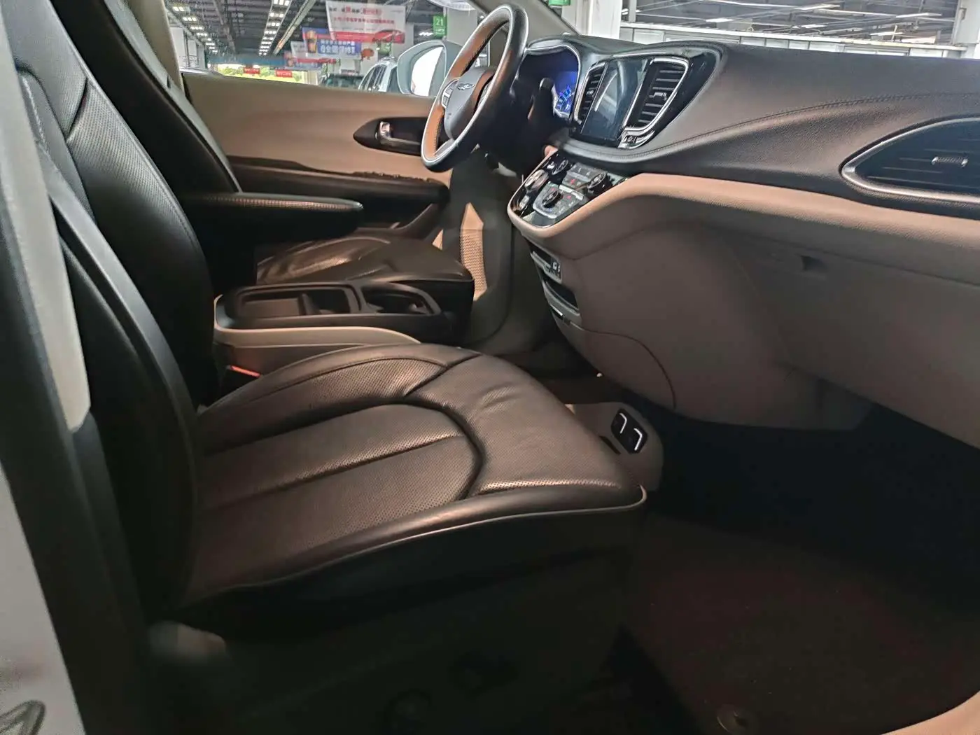 Chrysler Grand Caravan PHEV 2020 — Photo 9/12