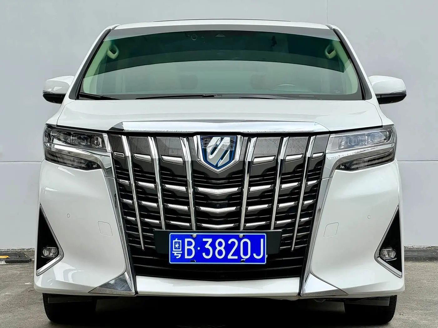 Toyota Alphard 2020 — Photo 2/17