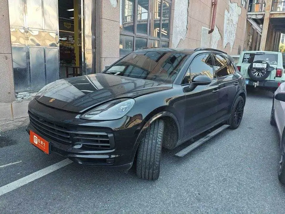 Porsche Cayenne 2023 — Photo 1/1