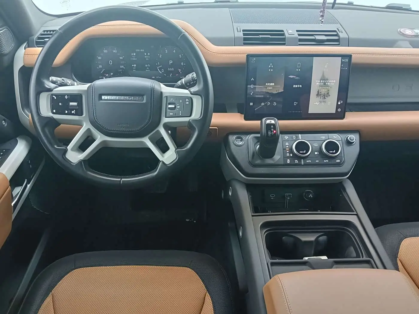 Land Rover Defender 2023 — Photo 13/16