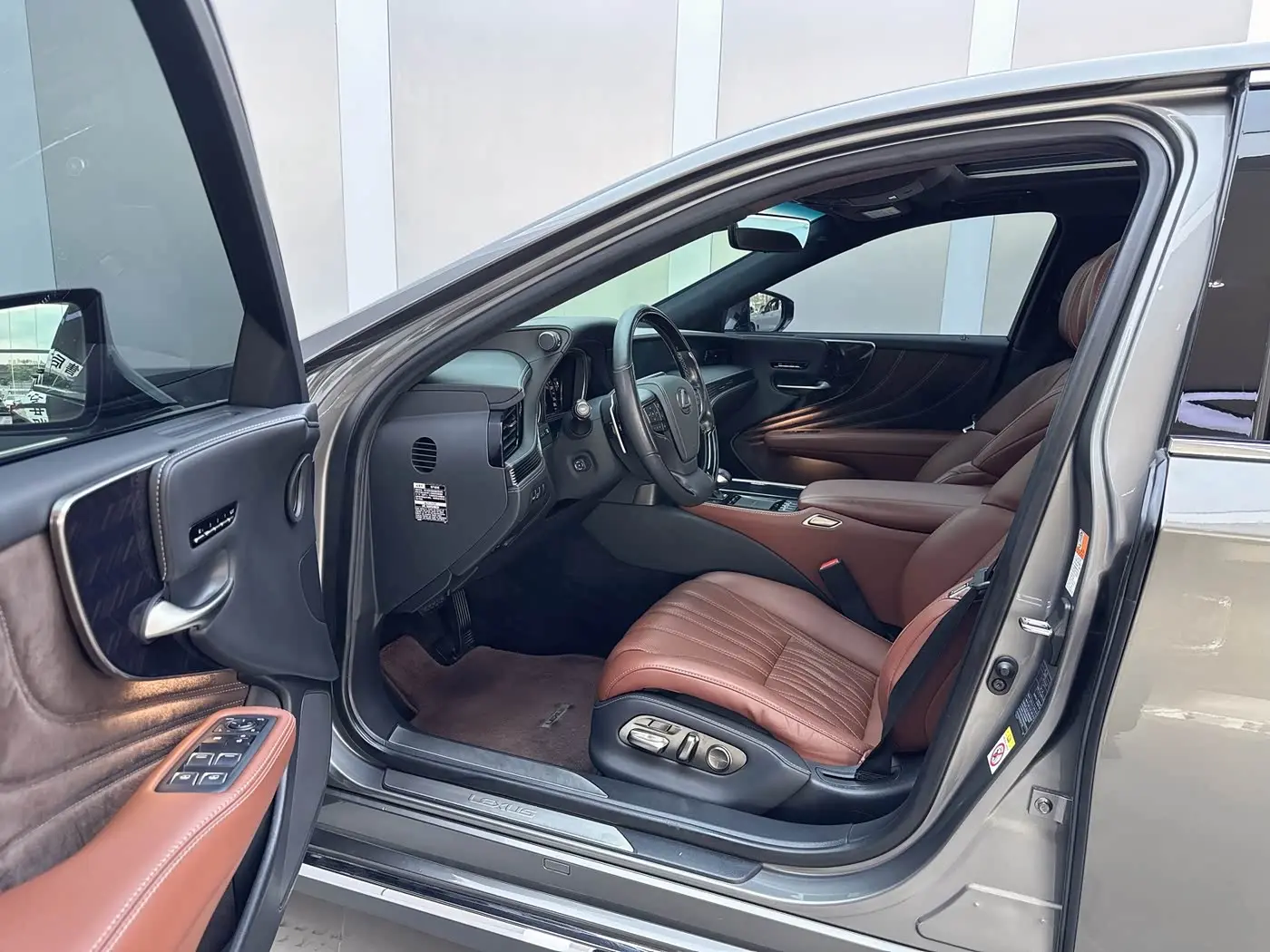 Lexus LS 2019 — Photo 15/20