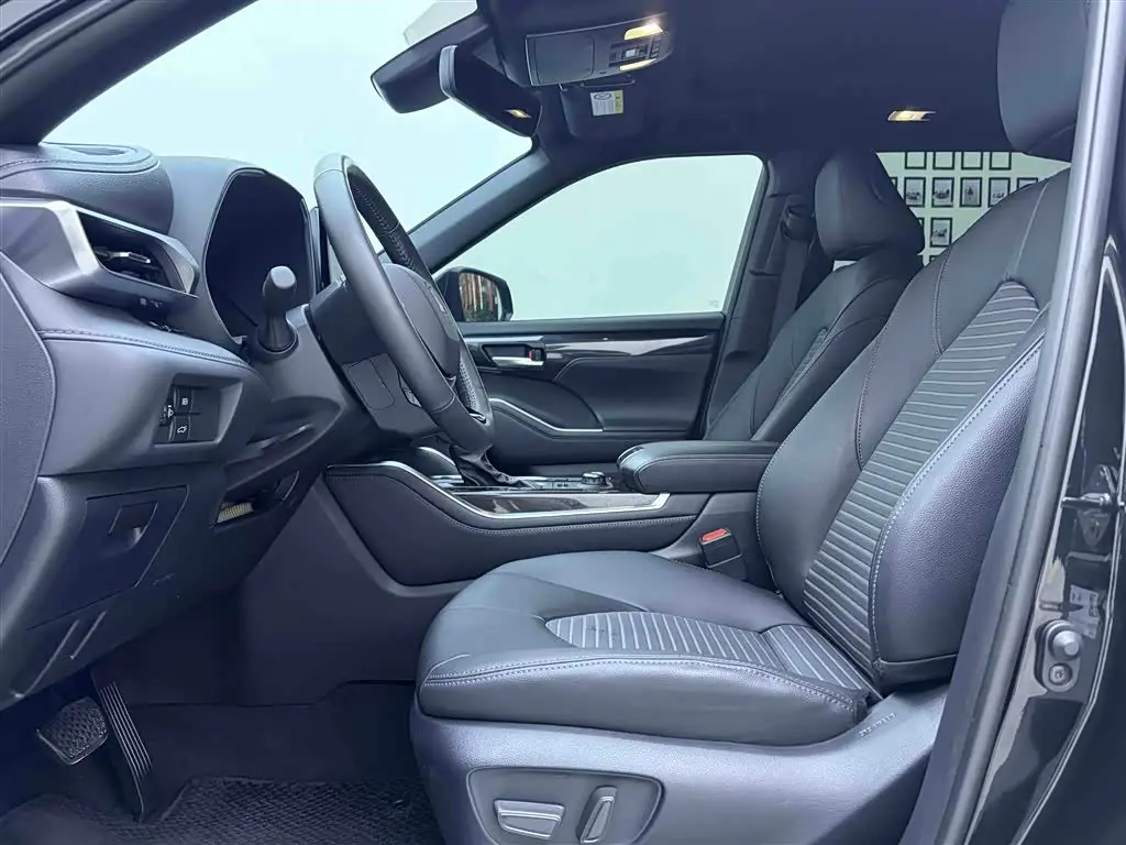 Toyota Crown Kluger 2023 — Photo 16/20