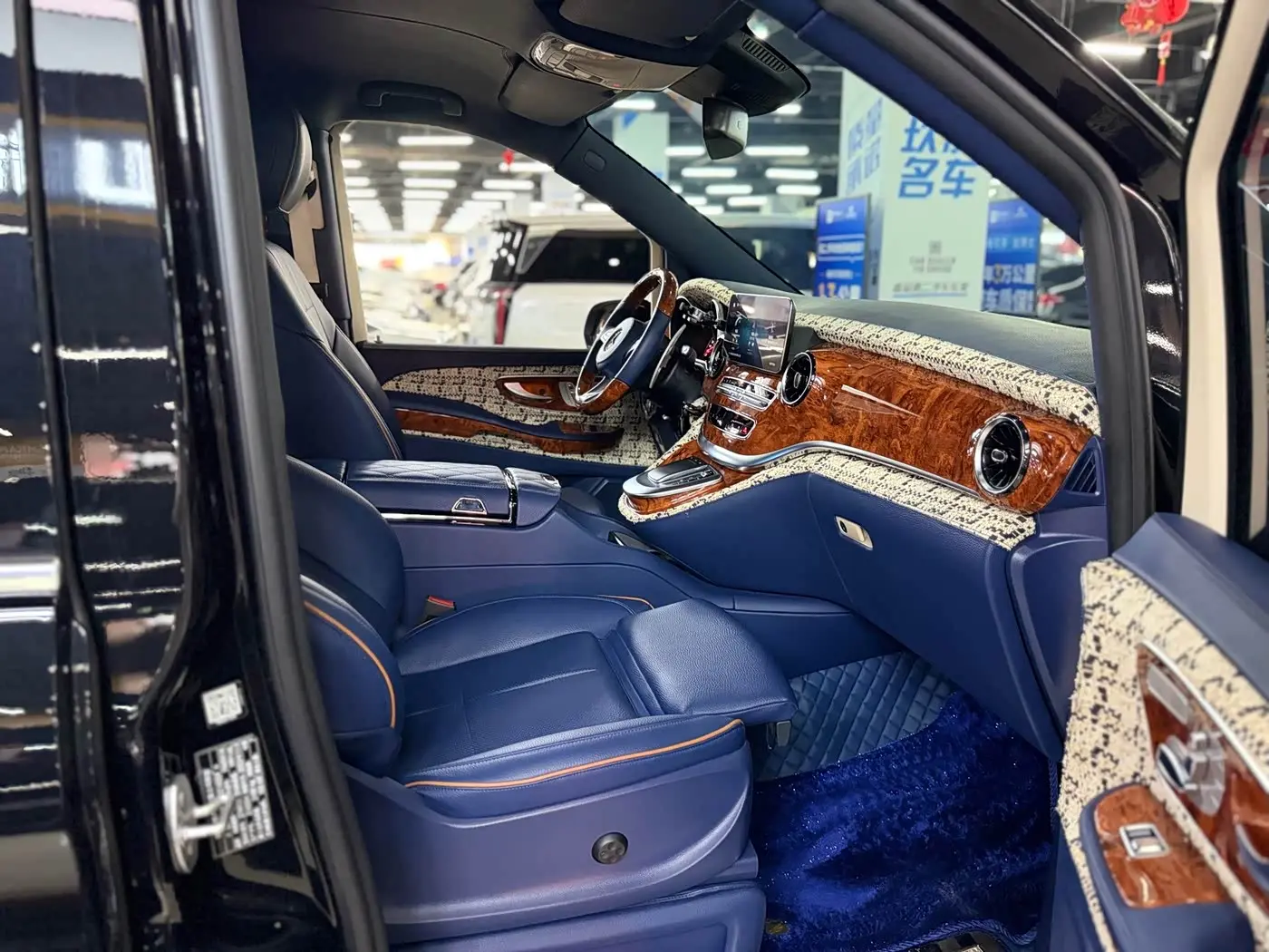 Mercedes-Benz V-Class 2024 — Фото 15/18