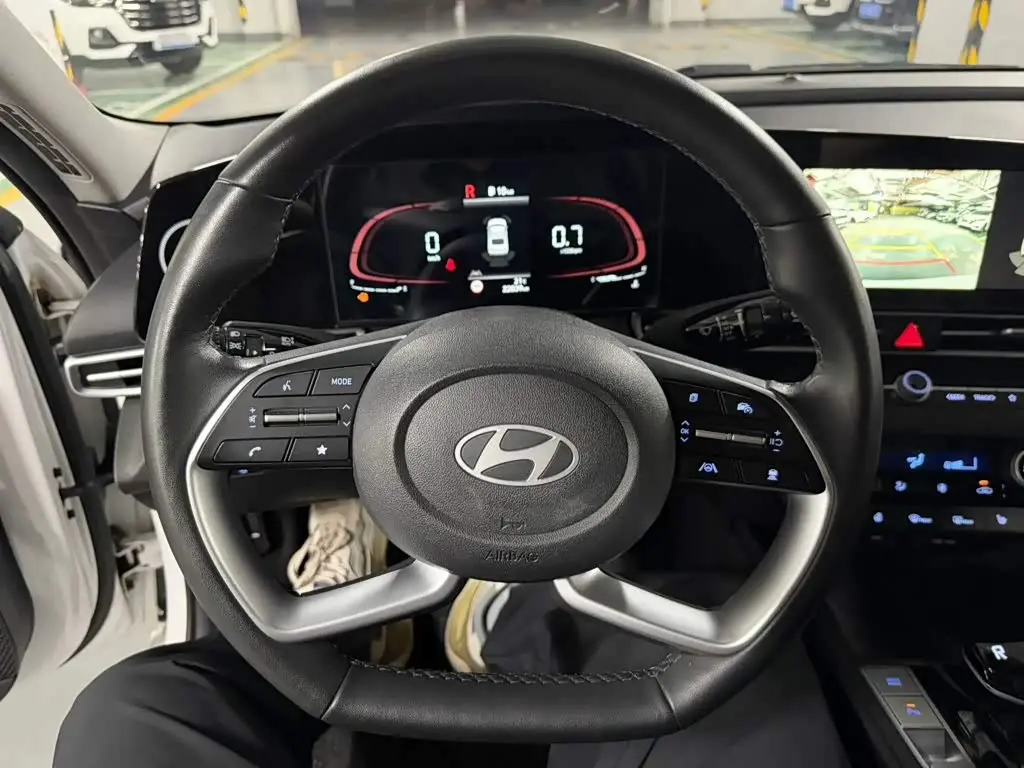 Hyundai Elantra 2023 — Photo 11/15