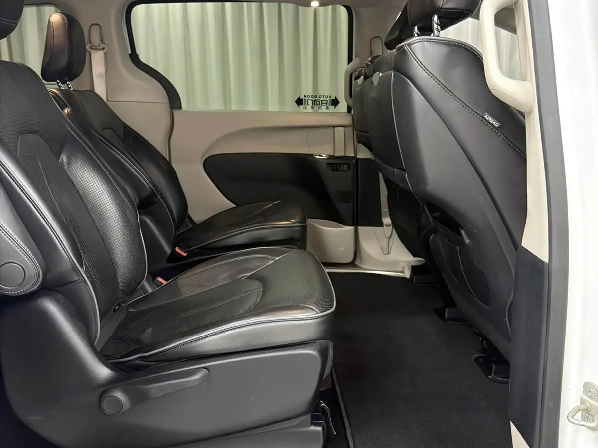 Chrysler Grand Caravan PHEV 2021 — Photo 12/19