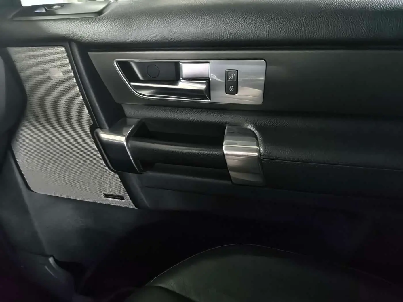 Land Rover Discovery 2014 — Photo 16/19