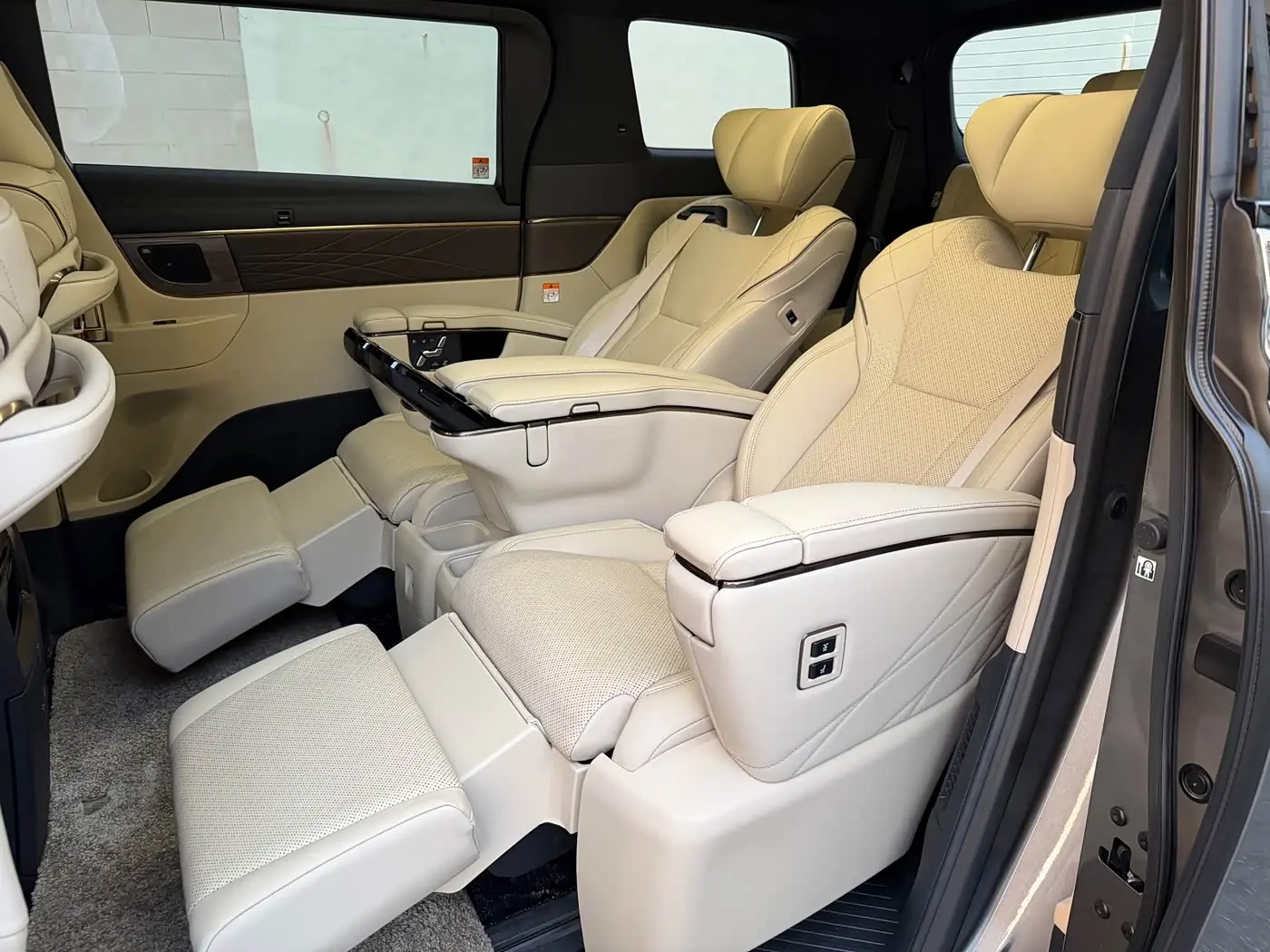 Toyota Alphard 2023 — Photo 6/19