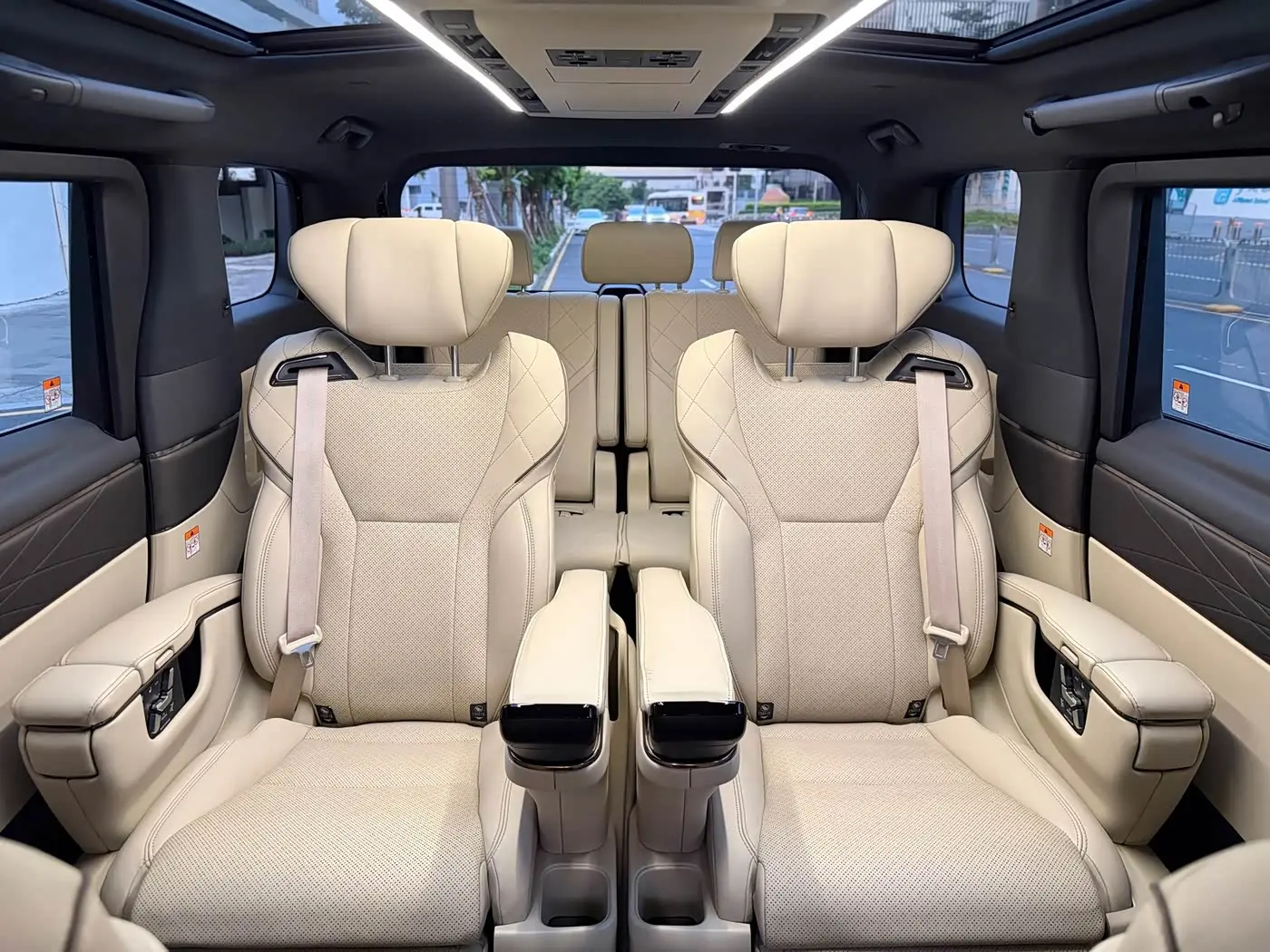Toyota Alphard 2023 — Photo 10/19