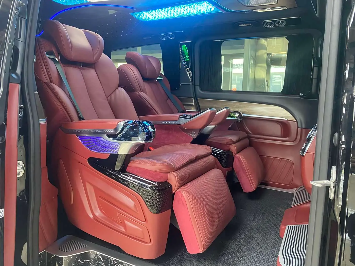 Mercedes-Benz V-Class 2025 — Photo 15/20