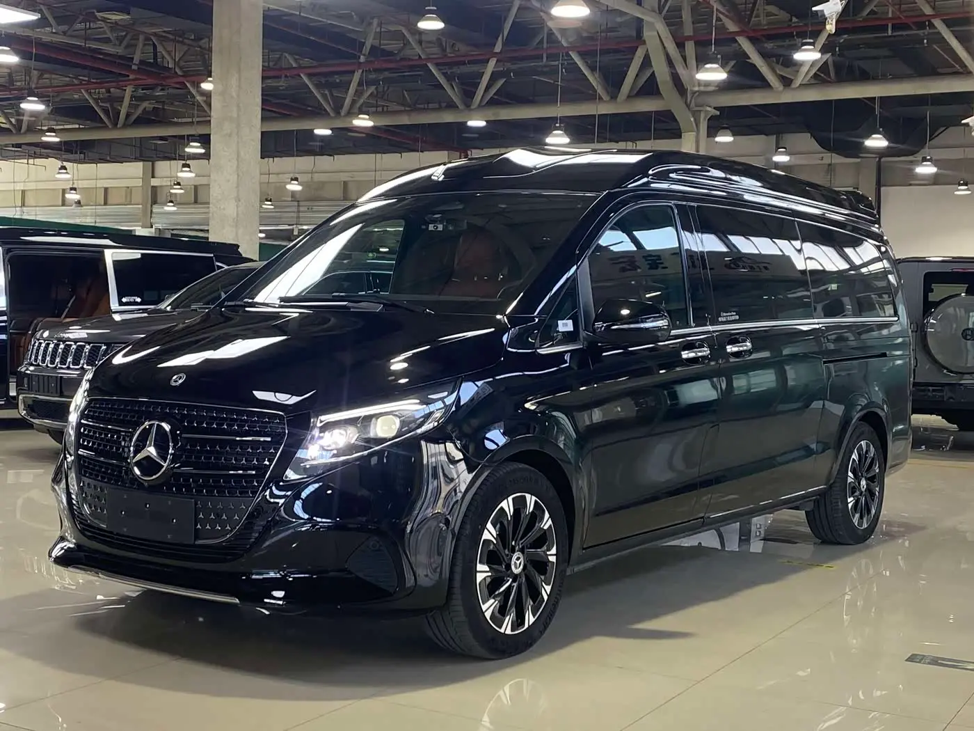 Mercedes-Benz V-Class 2025 — Photo 2/20