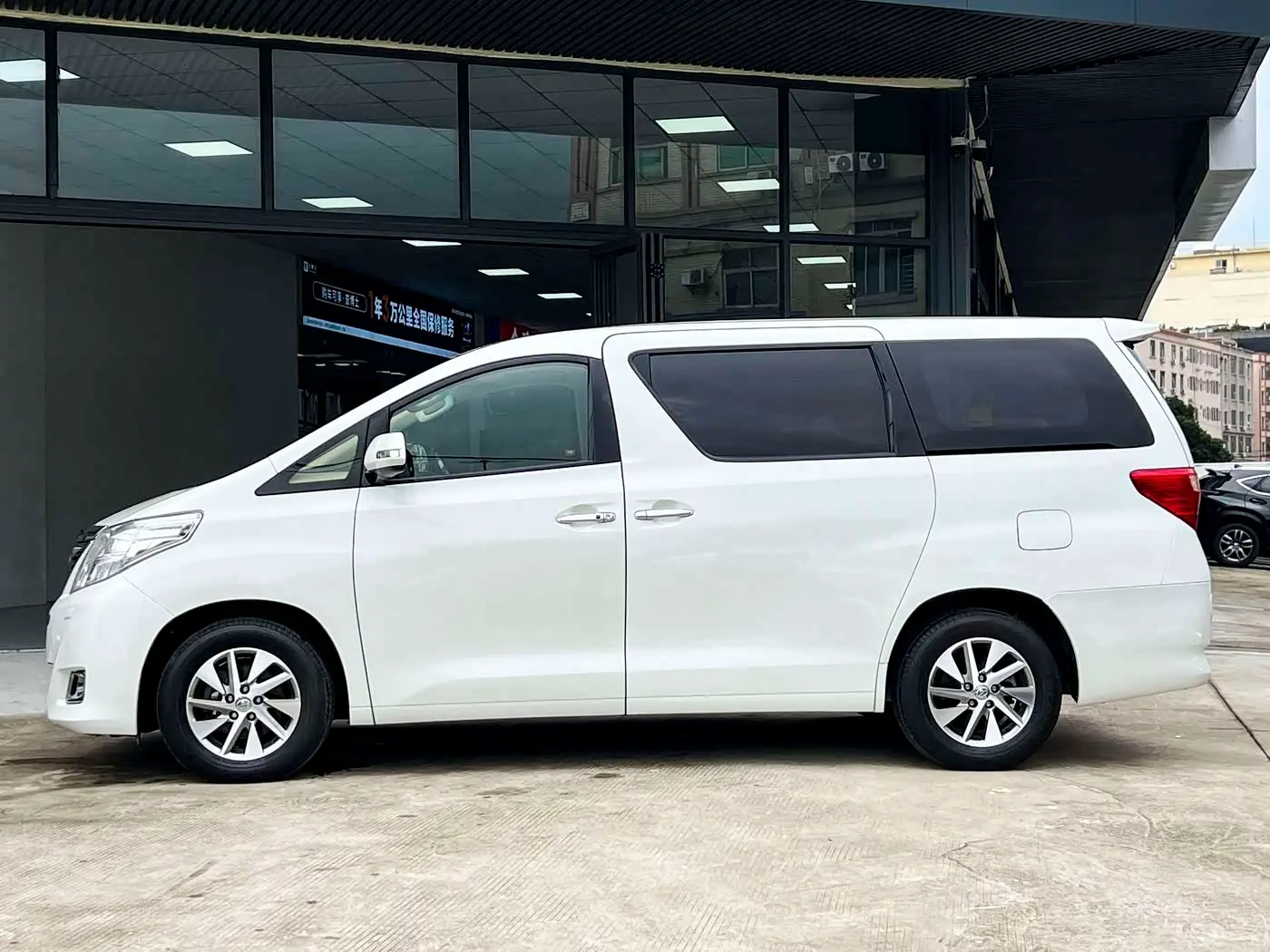 Toyota Alphard 2014 — Photo 4/13