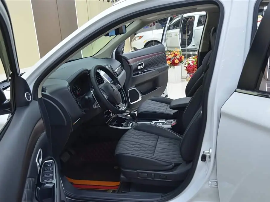 Mitsubishi Outlander 2022 — Photo 4/16