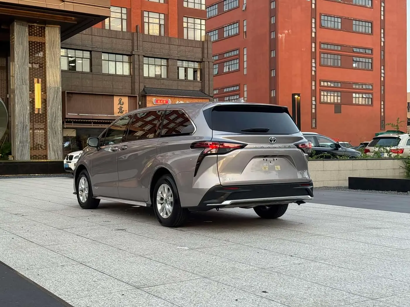 Toyota Granvia 2024 — Photo 10/20