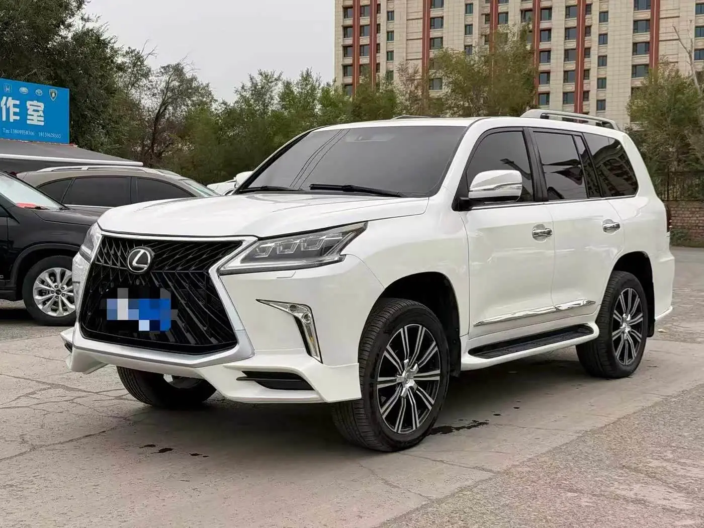 Lexus LX 2011 — ფოტო 1/15
