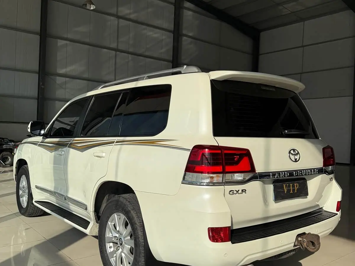 Toyota Land Cruiser 2017 — Photo 4/9