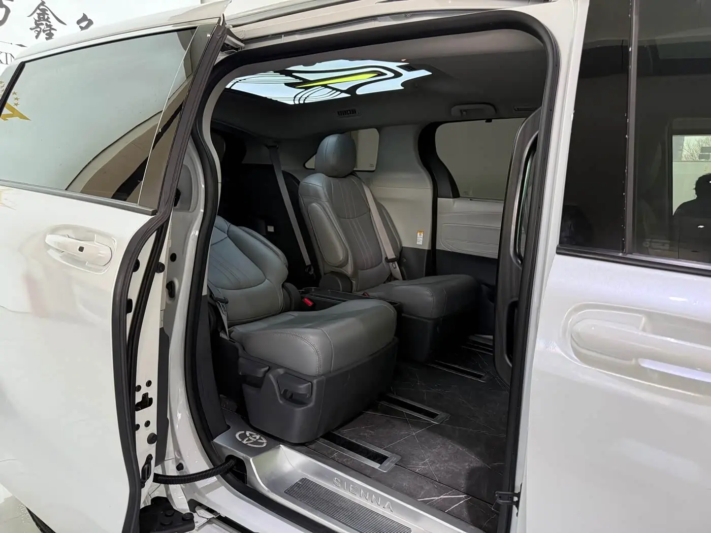 Toyota Sienna 2023 — ფოტო 11/20